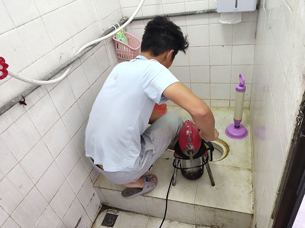 五华肥皂掉到马桶里把马桶堵住了怎么办？马桶堵住了怎么办